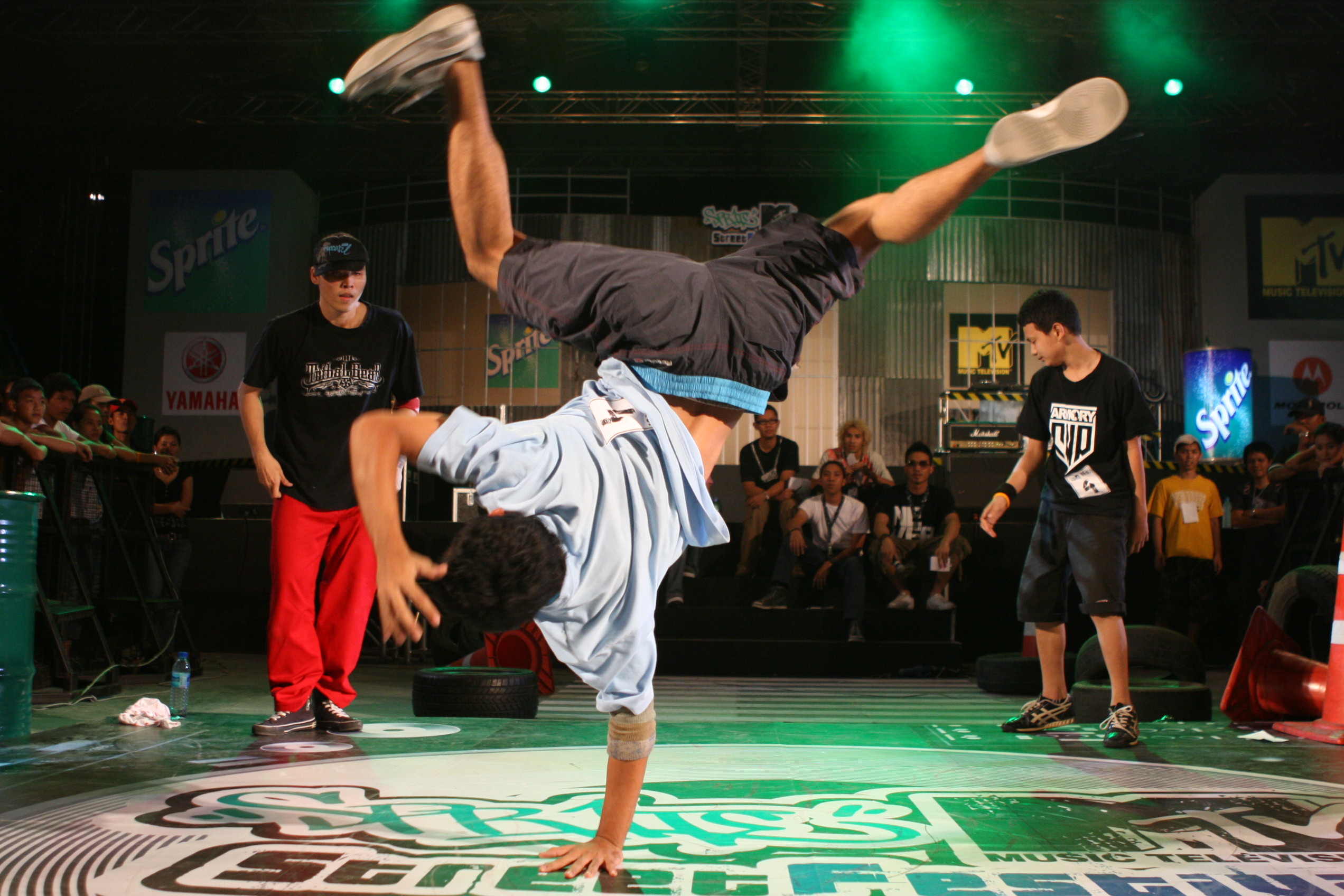 Thai_Breakdancers